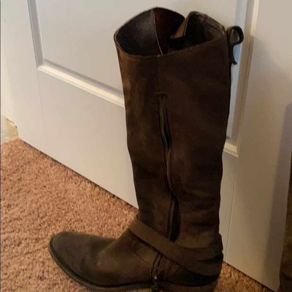 Boots - Picture 3 of 7